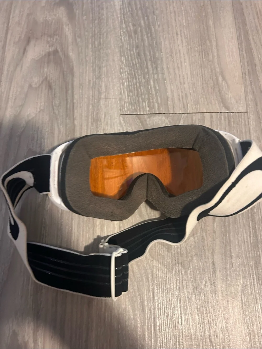 Oakley White Ski Goggles with Orange Lens